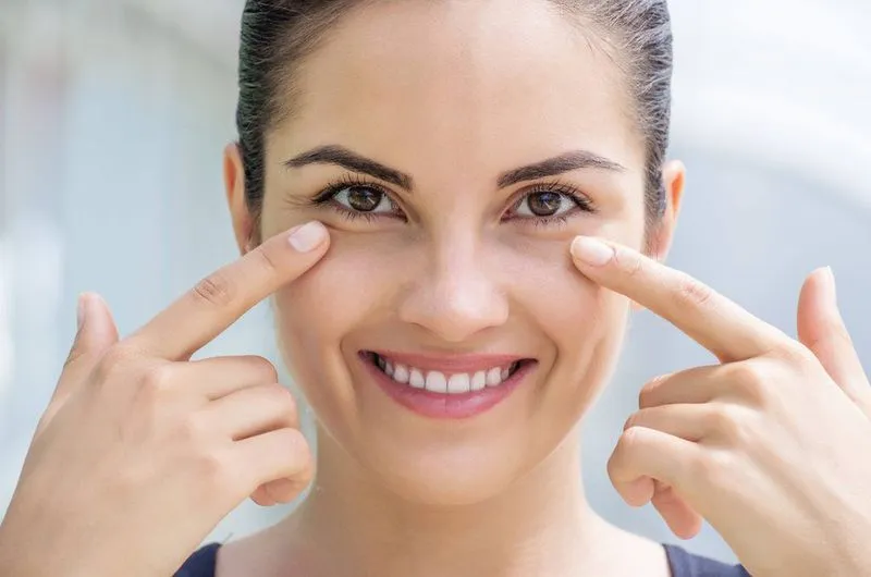 Kết hợp bài massage với kem dưỡng để giảm nếp nhăn xung quanh mắt