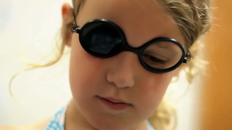 Đừng quên cho trẻ đeo miếng che mắt cho mắt khỏe khi thực hiện các bài tập mắt