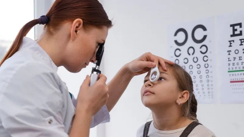 Khám mắt định kỳ là cách bảo vệ đôi mắt cho trẻ mà bố mẹ không thể bỏ qua