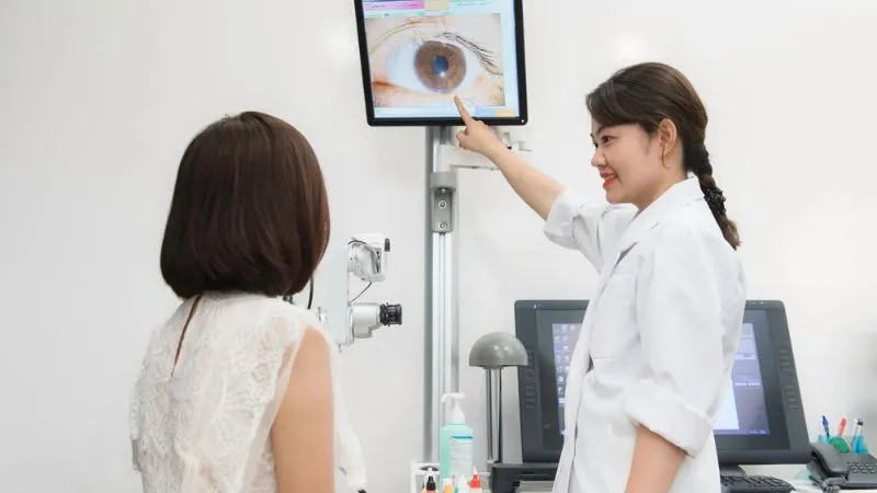Thực hiện các hoạt động kiểm tra mắt là cách để chuẩn đoán loạn thị