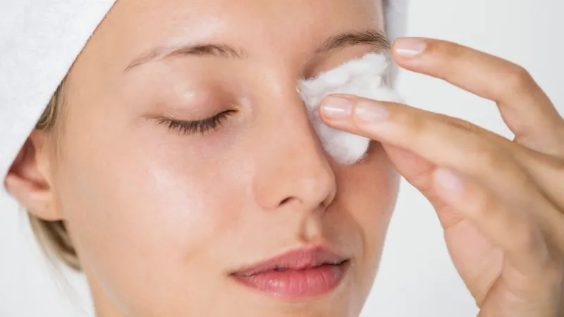 Làm sạch bụi bẩn trong mắt để giữ đôi mắt luôn thoải mái