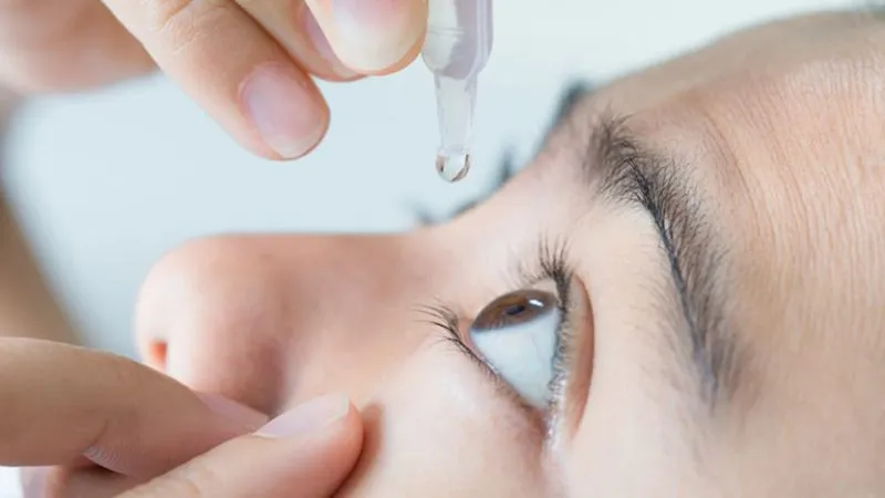 Dùng nước muối sinh lý để lấy dị vật ra