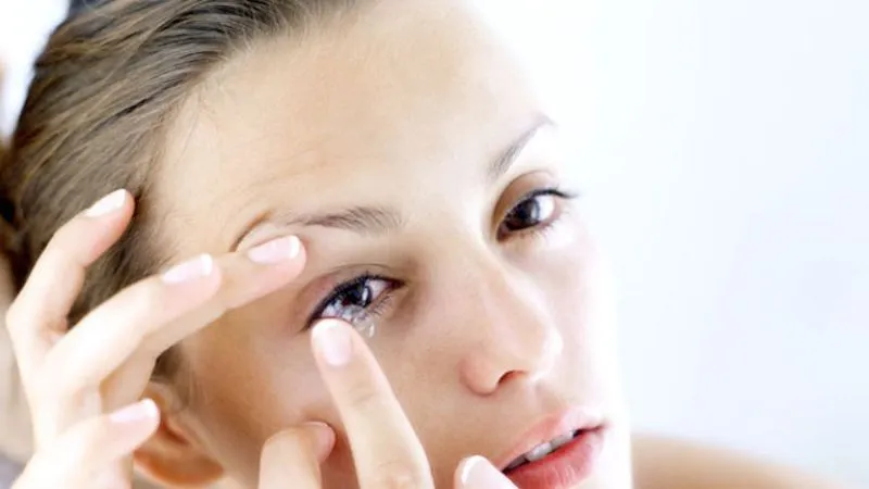 Phải lấy kính áp tròng ra trước khi thực hiện các biện pháp chữa cộm mắt