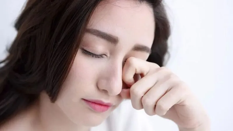 Không nên dùng tay dụi mắt vì có thể gây xước giác mạc