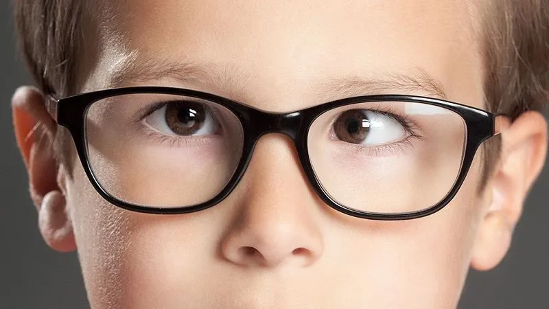 Trẻ bị bệnh về mắt cũng có thể dẫn đến bệnh mắt lác
