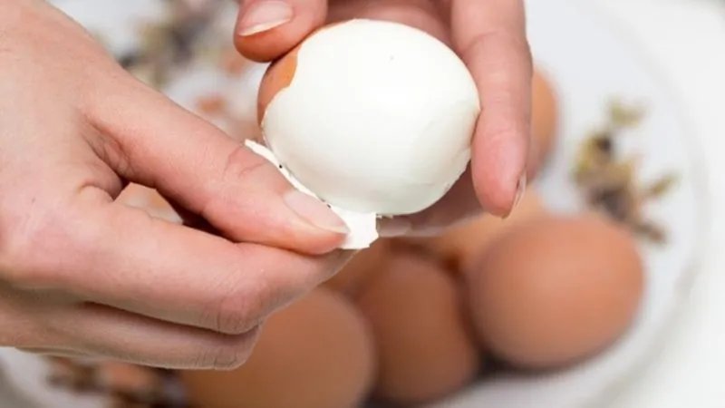 Lăn trứng gà cũng là một cách giảm sưng mắt hiệu quả