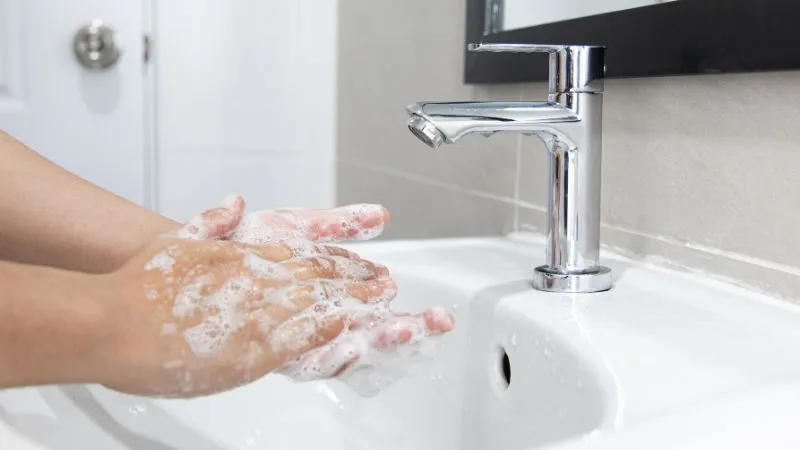Đừng quên rửa tay sạch sẽ trước khi thực hiện nhỏ mắt cho trẻ