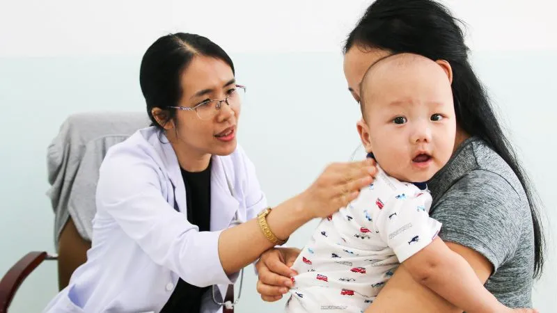 Cần tham khảo ý kiến của chuyên gia y tế trước khi sử dụng nước nhỏ mắt cho em bé