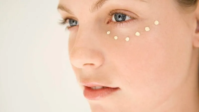 Nên chọn kem dưỡng ẩm dành riêng cho vùng da quanh mắt