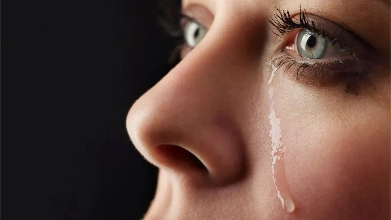Có nhiều lý do khiến bạn chảy nước mắt sống