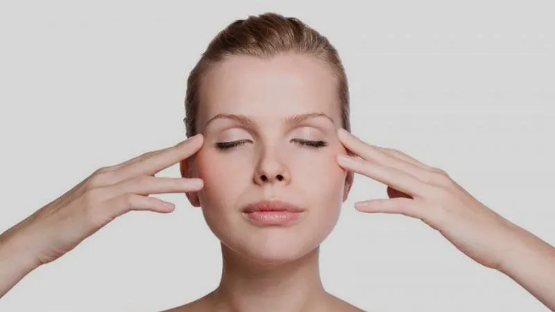 Thực hiện các bài massage cho mắt để mắt thư giãn, phòng tránh lồi mắt