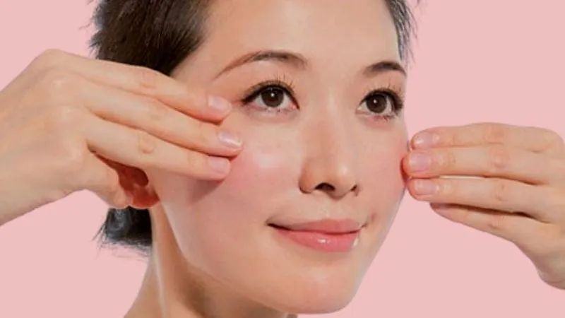 Thực hiện các động tác massage mắt để giảm mỏi mắt