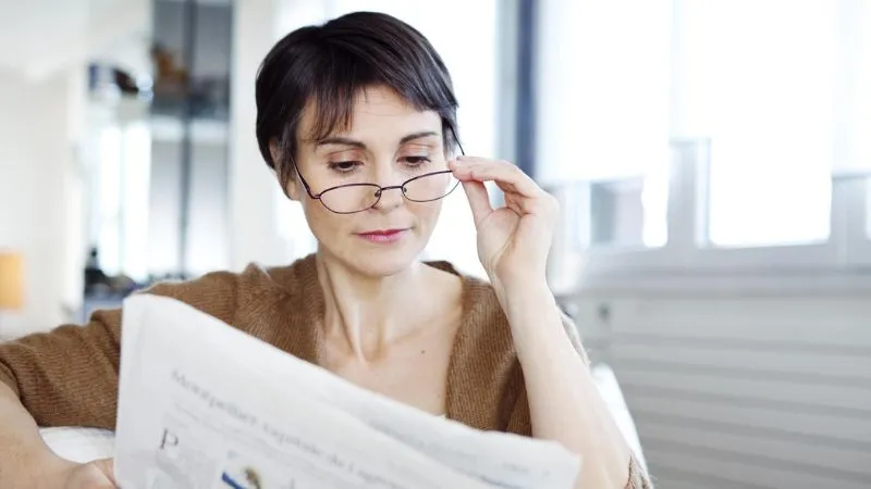 Đeo kính mắt là cách khắc phục tình trạng viễn thị